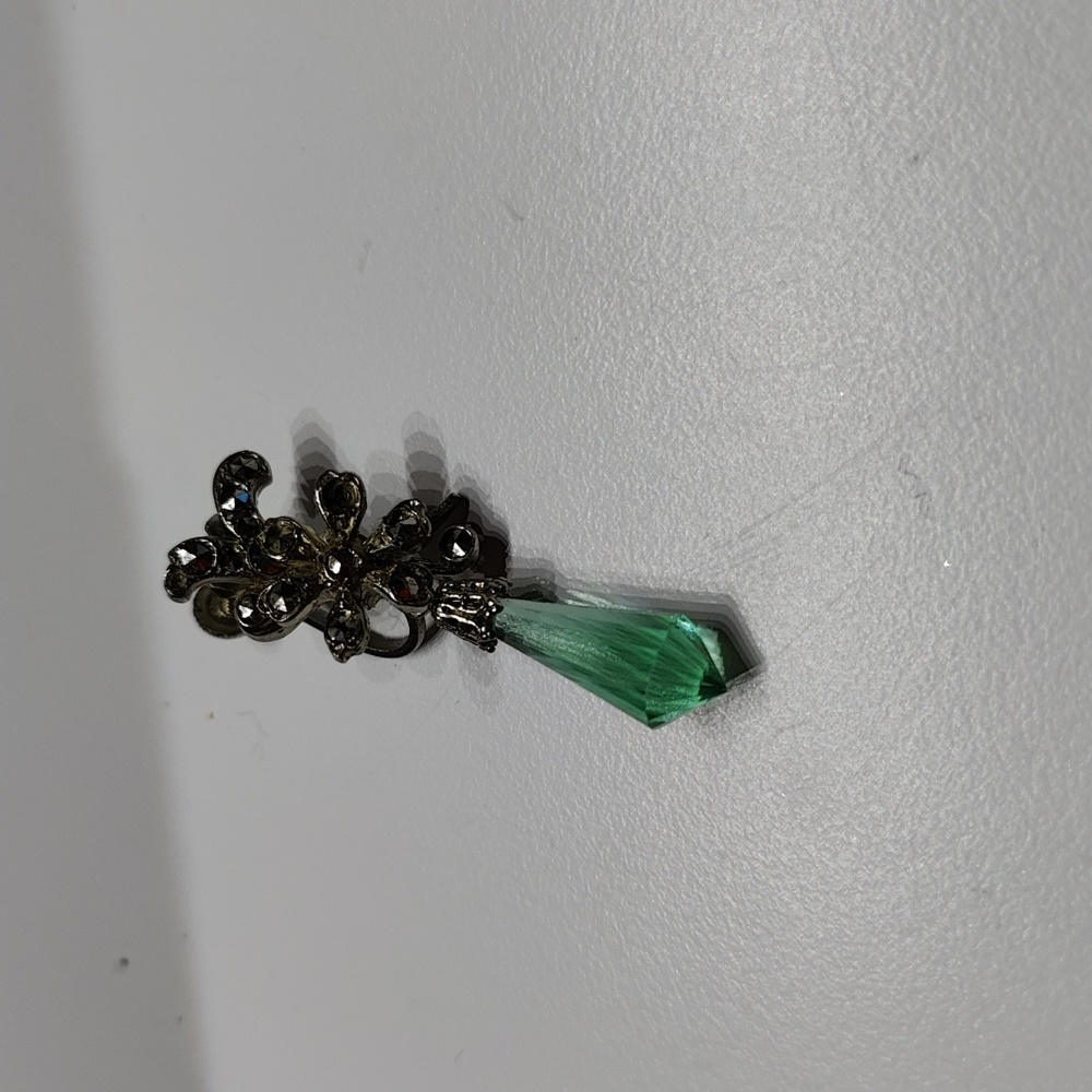 Single 1940's screw on earring